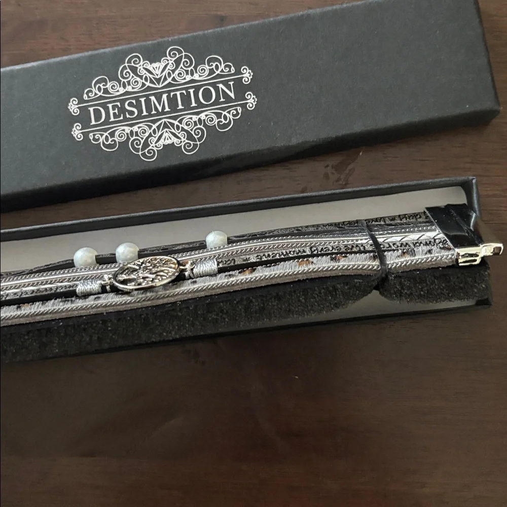 Layered bracelet, brand new in box - Picture 3 of 4